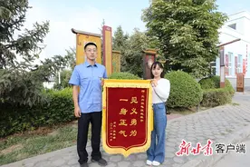 女子深夜下班遭抢劫 他挺身而出冲上去……图片