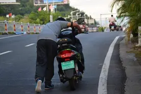骑电动车半路没电怎么办，老师傅：教你两个应急办法，请收藏图片