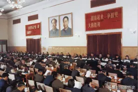 时代的回忆，华国锋像与毛主席像并排悬挂，九张珍贵老照片图片