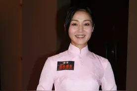 万绮雯穿旗袍美到人，长款旗袍里面搭阔腿裤，42英寸腿也太长了图片