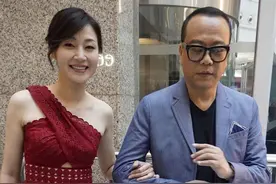 万绮雯不愧是“亚姐”出身，50多岁穿红裙曲线明显，笑起来也没褶图片