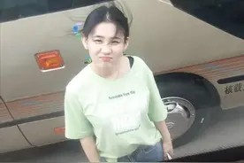 这个网传的“一眼万年”的绿衣服女孩抖音号找到了图片