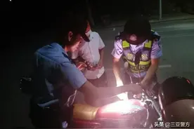 油料耗尽难赶路 父子俩人很无助 路管化身加油哥 伸出援手除忧愁图片