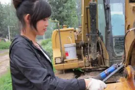 直击：开挖掘机的90后“最漂亮女孩”图片