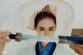 小说：嫡女为救小狐狸受重伤，只见它幻化成绝色美女，说要报答她图片
