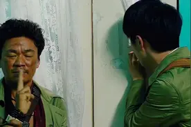 眼看警察步步紧逼，突然背景音乐响起，下一秒爆笑！视频封面