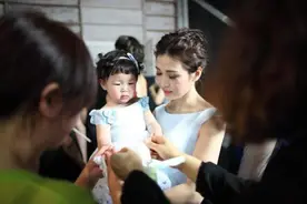 《亮剑》中李云龙老婆现在咋样了，带女儿出门穿亲子装，仍然很美图片