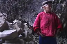 深山中的"白毛女"：隐居30年，惨遭魔爪爱子早夭，疯了整整一辈子图片