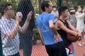 网友偶遇姚明观战同学们打野球 原来他女儿在场上呢图片