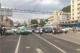 沙冲路上电线坠地！火花直冒，三车中招图片