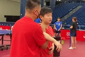 国乒坏消息！孙颖莎右肩不适，吃痛接受治疗，三线作战太累图片