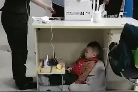 “最懂事宝宝”走红，陪妈妈上班不哭不闹，网友：乖得让人心疼图片