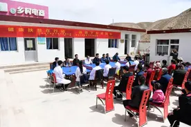 甘肃中石油昆仑燃气有限公司全力打好精准脱贫攻坚战 “燃气公司邀请医院的大夫免费给大伙看病来了！”图片