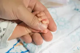 “我才不生孩子”，丁克女36岁意外怀孕，生产后却变晒娃狂魔图片