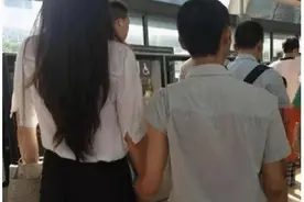 地铁上，偶遇一对具有最萌身高差的情侣，真是一对让人羡慕的情侣图片