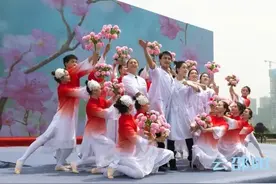 邵阳原创舞蹈《我在开满鲜花的路口等你》亮相全省优秀作品展演图片