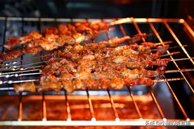 滋滋冒油满嘴生鲜，如何用烤箱做好烤羊肉？这么做不会成为肉干图片