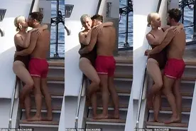 英精灵王子奥兰多游艇壁咚爱妻，36岁凯蒂蜜意难拒上演疯狂摸臀杀图片