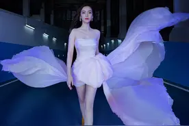 杨颖粉色长裙霸气出席活动会上，冷淡耳环戒指是亮点！网友不淡定图片