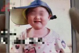 孩子意外掉进"开水锅"，奶奶竟抱着孙子不顾孙女，网友：心真狠图片