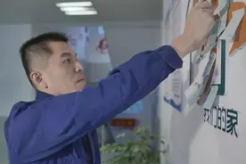 这位三明消防员13年没有回家过年，在训练场上见到父母那一刻瞬间泪目图片