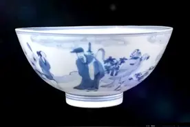 大爷60岁大寿收到一只大碗，上面画了八个人，专家鉴定给出价值图片