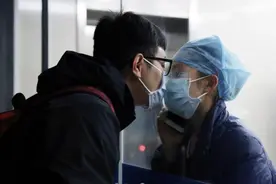 95后女护士跟男友隔着玻璃的一吻，是爱情最美好的样子图片
