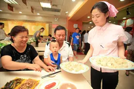 东北饺子馆做活动，顾客吃饺子奖现金，年赚100万，放长线钓大鱼图片