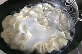 冷冻保存饺子时，最忌直接放冰箱，牢记一招，饺子不开裂不粘连图片