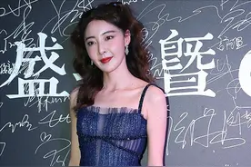 米露这是把“星空”穿在身上了，蓝色纱裙配小辫子真嫩，太显小了图片