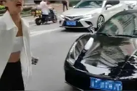 女子开法拉利追尾，竟威胁对方“要你的命”，警方：车是租的，女子全责图片