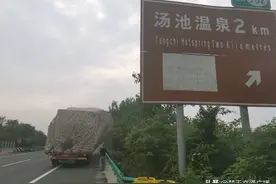 险！货物堆放过高，大货车在高速路上歪歪倒倒图片