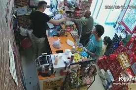 「凡人微光」九旬老人买冰糕忘带钱店主免单，七旬儿子赶来付款图片
