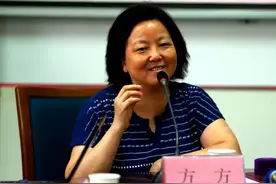 武汉三流作家！公然出书歪曲疫情，跑到国外当名人，下场如何？图片