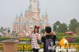 上海迪士尼乐园重启首日 景点排队平均只需5分钟图片
