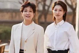 60岁女人别总烫小卷，试试优雅又大气的摩根柔卷烫，减龄又时髦图片