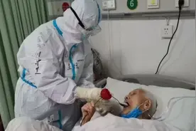 医护买花哄老人开心，专门开小灶补充营养，104岁奶奶出院后“珍藏”一束红玫瑰图片