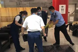“黑袍怪”闯进地铁站 民警到场10分钟破案图片