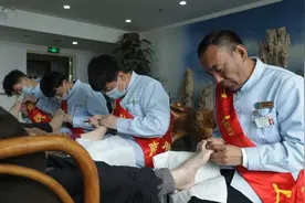（视频）@太原人！为感恩，太原修脚师陈勇为上千高龄老人义务修脚图片