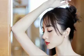 胡冰卿参加腾讯视频年度发布会，黑色深v修身裙，气质一下上来了图片