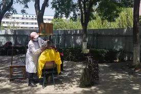 调查 | 老人理发为啥爱去街头小摊儿？图片