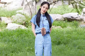 “天生巨乳”也别怕！掌握这4个穿搭技巧，大胸也能高级又性感图片