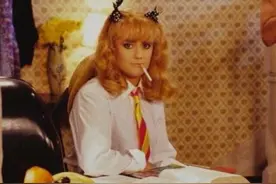 娱乐老照片：Roger Taylor 在i want to break free里的女装照片图片