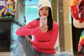 杜淳老婆这颜值真浪费，在家穿毛衣牛仔裤没气色，拖鞋毁了端庄感图片