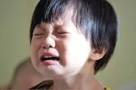 4岁孙子睡觉总捂着头，奶奶半夜扒开头发，忍不住掉下眼泪图片