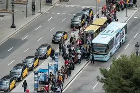 西班牙紧急封城开启后，十万游客滞留回不了家，只能住旅馆图片