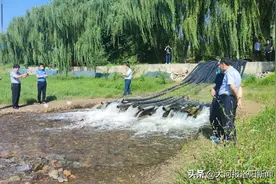 洛阳多处建筑工地大量地下水直排河道，水资源浪费严重令人痛心图片