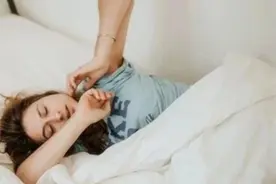 长期脱发，可能是疾病信号！伴随这6大症状，一定要及早就医图片