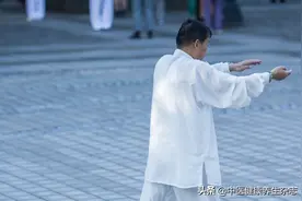 简单易学的养生术“八段锦”，每日一练百病消图片