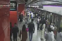 广州地铁惊现“猥亵男”，热心女乘客这招值得点赞图片